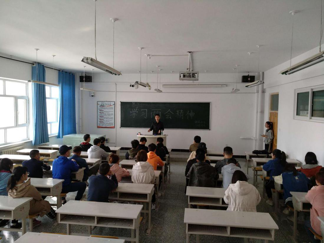 班委在班会上分享自己的学习心得