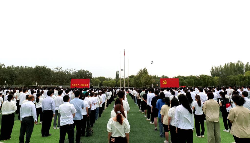 开云app体育网页登录不上举行庆“七一”升国旗、重温入党誓词活动